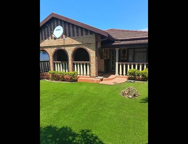 4 BEDROOM PROPERTY TO RENT IN EFFINGHAM HEIGHTS